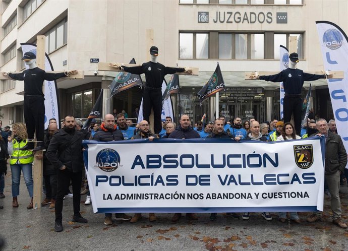 Archivo - Concentración para pedir la absolución de tres agentes acusados de homicidio tras abatir a tiros en noviembre de 2021 a un joven que trató de agredirlos con un cuchillo en Puente de Vallecas.