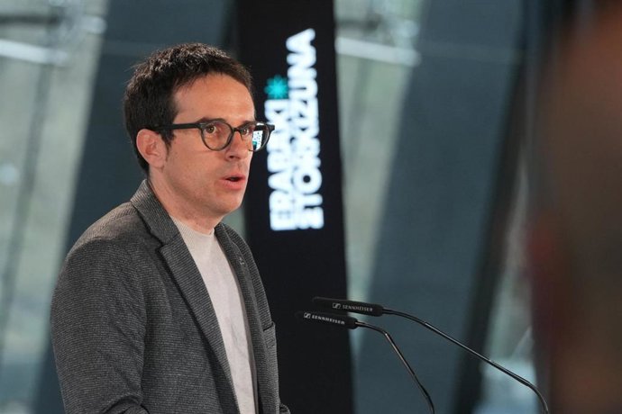 El candidato de EH Bildu a Lehendakari, Pello Otxandiano, interviene durante un acto político de EH Bildu, en el Museo Balenciaga, a 25 de febrero de 2024, en Getaria (Gipuzkoa)