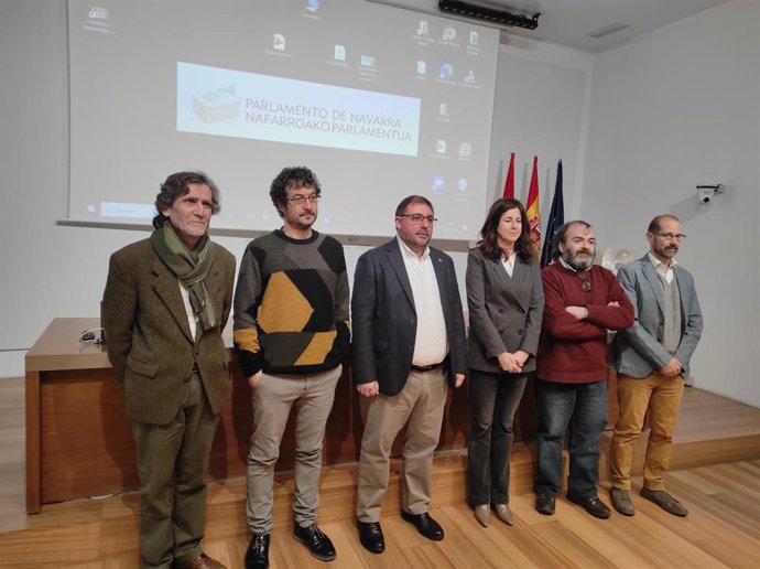 El presidente del Parlamento de Navarra, Unai Hualde, y la vicerrectora de la UPNA Begoña Pérez Eransus, en la presentación del 'Ecobarómetro de Navarra 2023'.