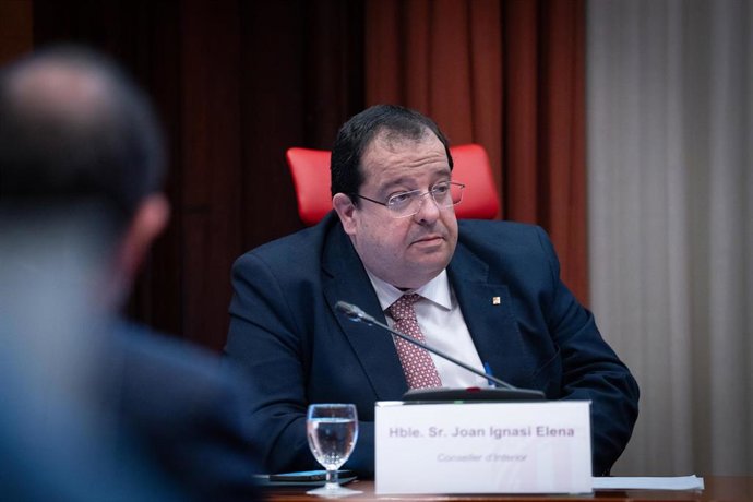 El conseller de Interior, Joan Ignasi Elena, presenta los presupuestos de 2024 de su departamento en el Parlament.