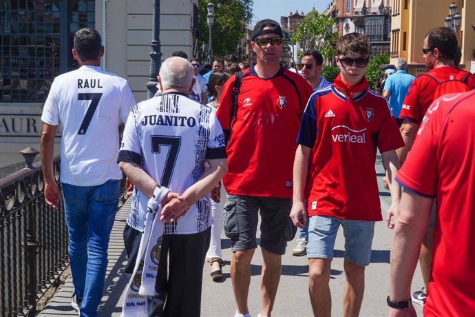 Archivo - Aficionados del Osasuna y del Real Madrid por el puente de Triana, en mayo del pasado año.