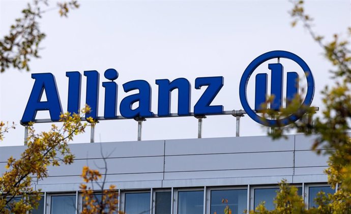 Archivo - FILED - 09 November 2022, Bavaria, Unterfoehring: A sign with the inscription "Allianz" is seen at a location of the insurance company. 