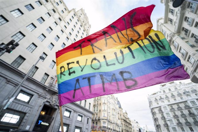 Archivo - Una bandera del colectivo en una manifestación en contra del atraso del PSOE en la tramitación de la Ley Trans, a 22 de octubre de 2022, en Madrid (España).