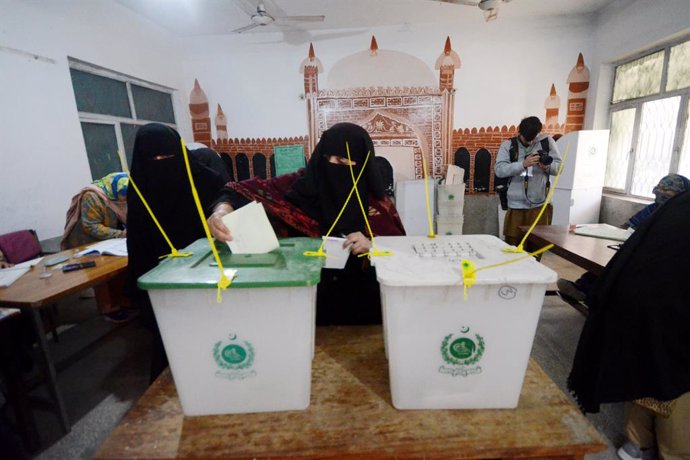 Una mujer vota en las elecciones generales celebradas el 8 de febrero en Pakistán (archivo)