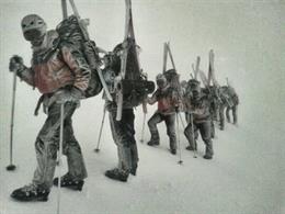 Efectivos de la UME durante un ejercicio de búsqueda en aludes de nieve.