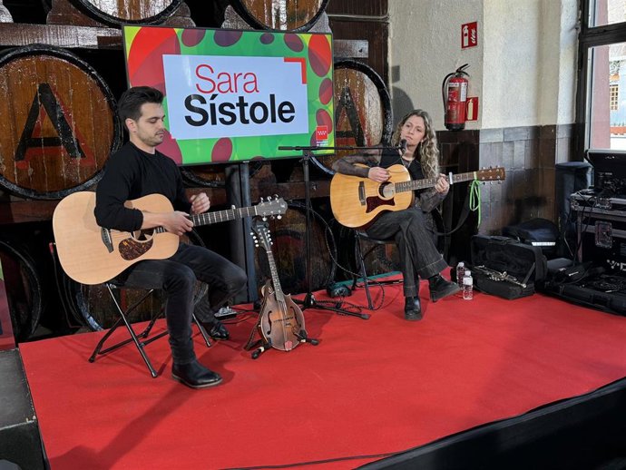 Sara Sístole interpreta una de sus canciones durante la prsentación de la V edición del ciclo de conciertos Sesión Vermú.