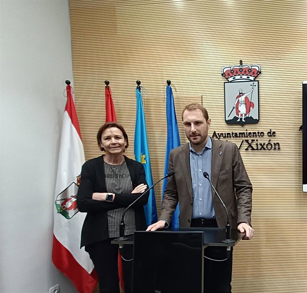 El secretario general de Foro Asturias y diputado regional, Adrián Pumares, y la alcaldesa gijonesa, Carmen Moriyón (Foro), en rueda de prensa en el Ayuntamiento gijonés.