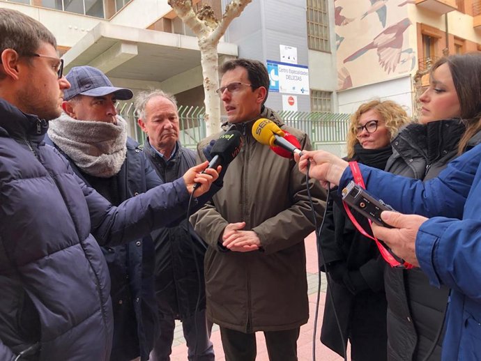 El portavoz del PSOE, Pedro Herrero, en declaraciones a los medios en la calle Trabajo