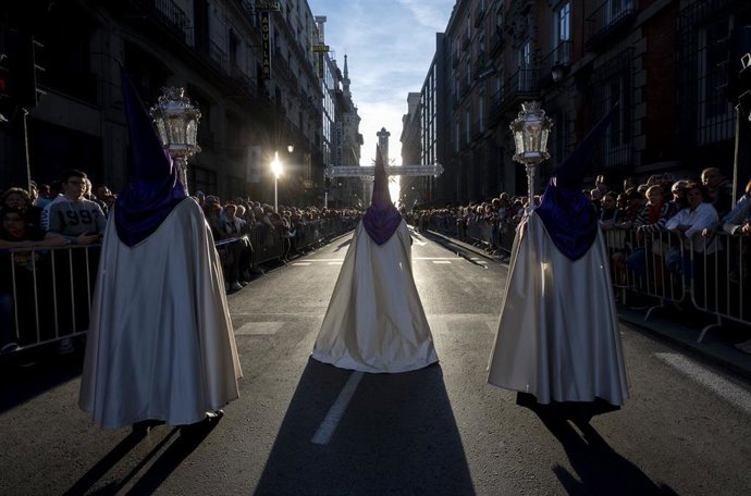 Archivo - Nazarenos durante la procesión del Cristo de Medinaceli