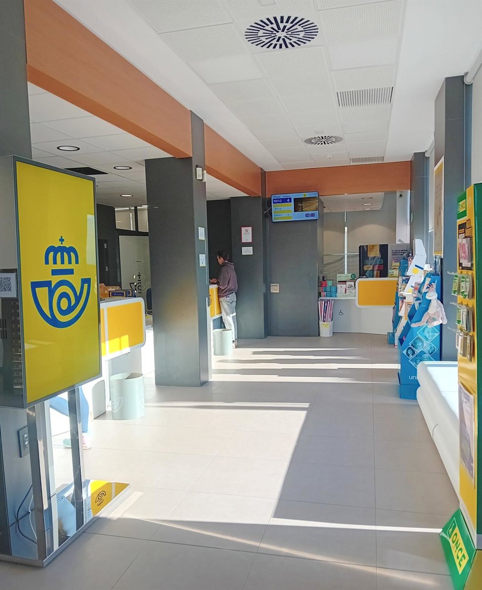 Archivo - Correos renueva su oficina principal de Estepona