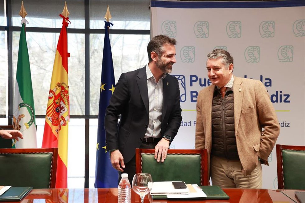 Sanz con Fernández-Pacheco en Cádiz en la Autoridad Portuaria.