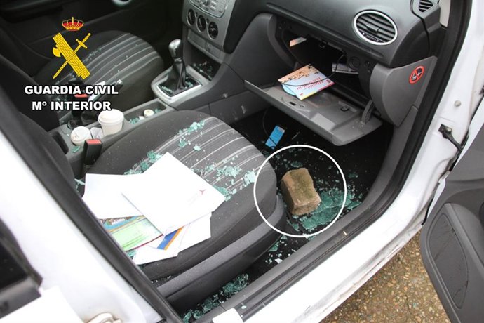 Una de las piedras utilizadas para romper los cristales de un vehículo para robar en su interior en Burgos