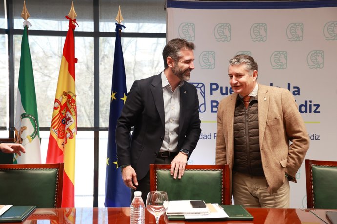 Sanz con Fernández-Pacheco en Cádiz en la Autoridad Portuaria.
