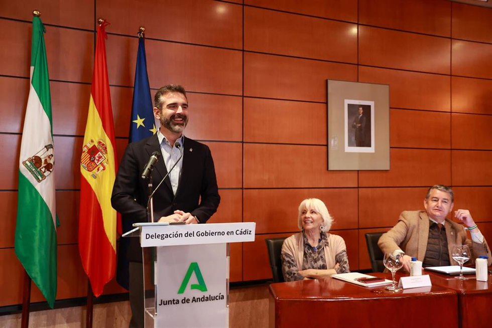 El consejero de Sostenbilidad y portavoz del Gobierno andaluz, Ramón Fernández-Pacheco, este viernes en un acto en Cádiz junto a la presidenta del Puerto de Cádiz, Teófila Martínez, y el consejero de la Presidencia, Antonio Sanz. 
