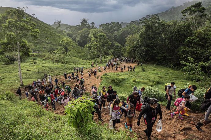 Archivo - Migrantes atraviesan el Tapón del Darién, que separa Colombia y Panamá