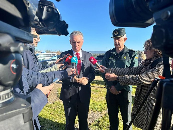 El delegado del Gobierno en Extremadura, José Luis Quintana, atiende a los medios durante la búsqueda del vecino de Hinojal desaparecido.
