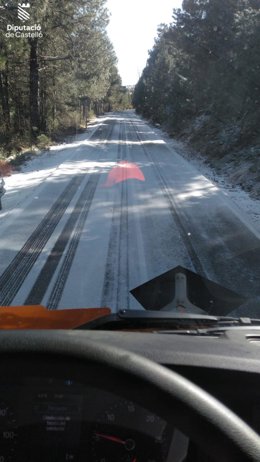 Los bomberos trabajan en zonas con placas de hielo