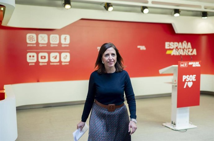 La portavoz del PSOE, Esther Peña, tras una rueda de prensa durante el seguimiento de la jornada electoral de los comicios autonómicos de Galicia, en la sede nacional del PSOE, a 18 de febrero de 2024, en Madrid (España).