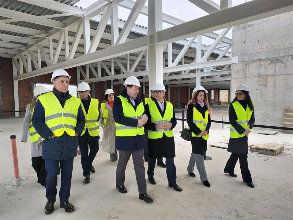 El presidente de Grupo Novartis España, Jesús Ponce, y el presidente de la Junta, Alfonso Fernández Mañueco (centro), en la futura fábrica de medicamentos en Castellanos de Moriscos (Salamanca)