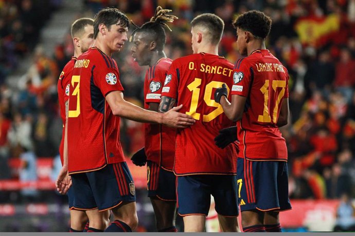 Archivo - Los jugadores de la selección española celebran un gol 