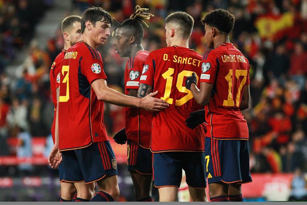 Archivo - Los jugadores de la selección española celebran un gol