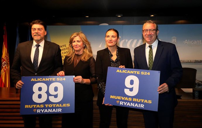 La directora general de Ryanair, Elena Cabrera, el presidente de la Diputación, Toni Pérez, el alcalde de Alicante, Luis Barcala, y la subsecretaria de la Conselleria de Turismo, Elena Lumbreras, presentan las nuevas rutas de Ryanair en Alicante.
