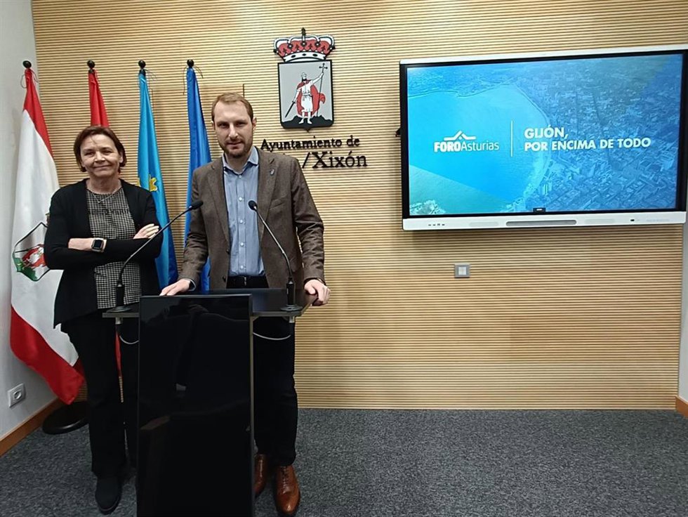 El secretario general de Foro Asturias y diputado regional, Adrián Pumares, y la alcaldesa de Gijón, Carmen Moriyón (Foro), en rueda de prensa en el Ayuntamiento gijonés.