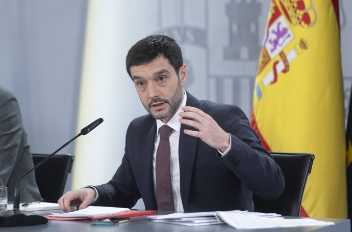 El ministro de Derechos Sociales, Consumo y Agenda 20230, Pablo Bustinduy, interviene durante una rueda de prensa posterior a la reunión del Consejo de Ministros, en el Palacio de la Moncloa, Madrid (España)