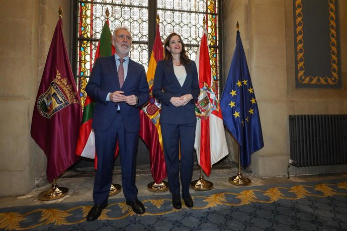 El ministro de Política Territorial y Memoria Democrática, Ángel Víctor Torres, mantiene un encuentro con la alcaldesa de Vitoria-Gasteiz, Maider Etxebarria