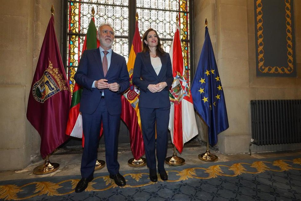 El ministro de Política Territorial y Memoria Democrática, Ángel Víctor Torres, mantiene un encuentro con la alcaldesa de Vitoria-Gasteiz, Maider Etxebarria