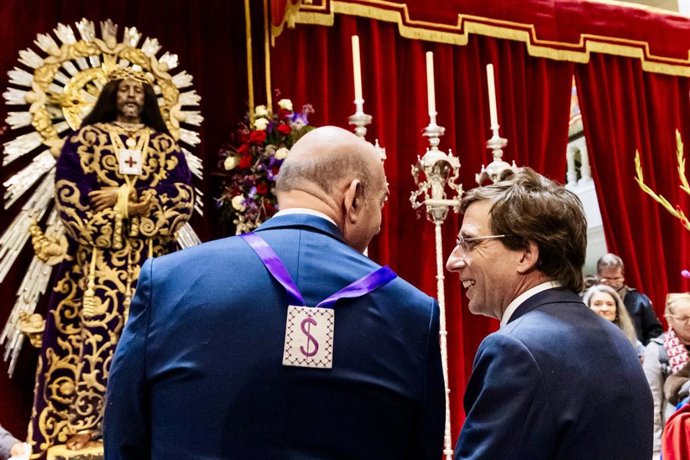 El alcalde de Madrid, José Luis Martínez-Almeida, en el besapiés el Jesús de Medinaceli