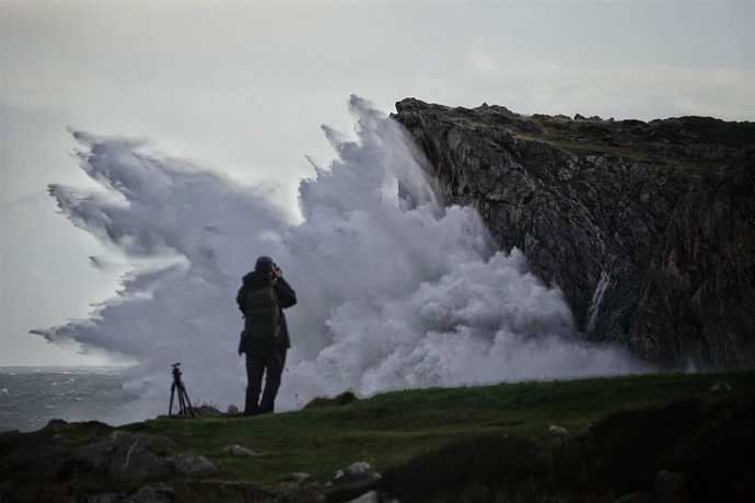 Archivo - Una persona toma fotografías del oleaje en los bufones de Pría, a 2 de noviembre de 2023, en Llanes, Asturias (España). El Centro de Coordinación de Emergencias del 112 Asturias ha contabilizado hoy a primera hora más de setenta incidencias re