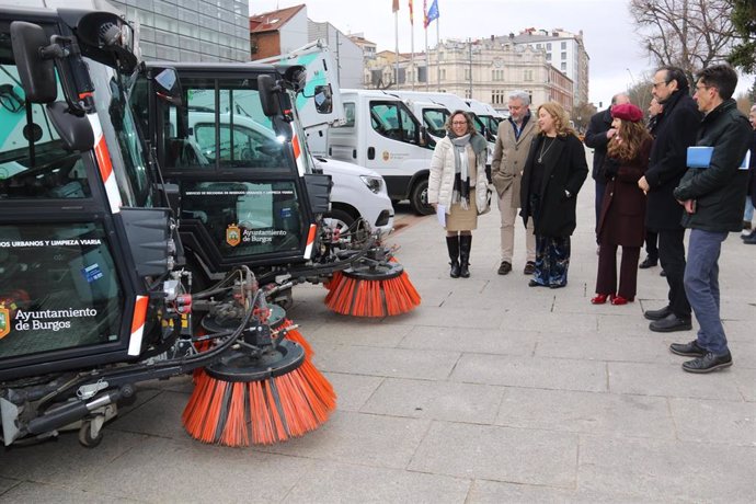 La alcaldesa de Burgos presenta la flota de vehículos Urbaser