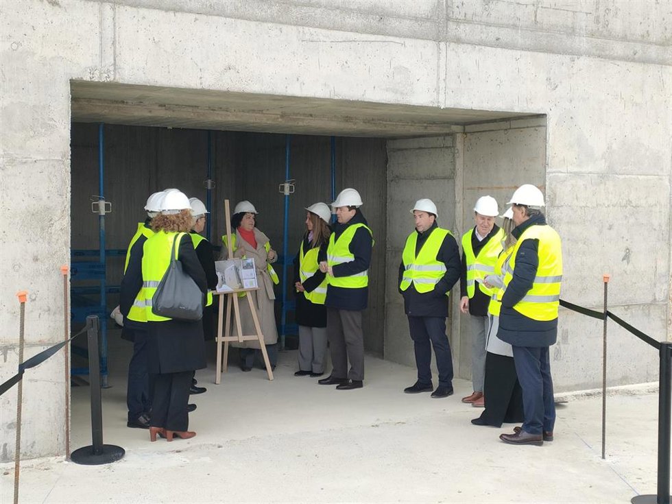 El presidente de la Junta de CyL, Alfonso Fernández Mañueco (centro), en su visita a las obras de la planta de Castellanos de Moriscos (Salamanca)