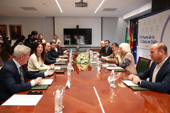 Antonio Sanz y Ramón Fernández-Pacheco en la reunión con los presidentes de las Autoridades Portuarias en el Puerto de Cádiz. 
