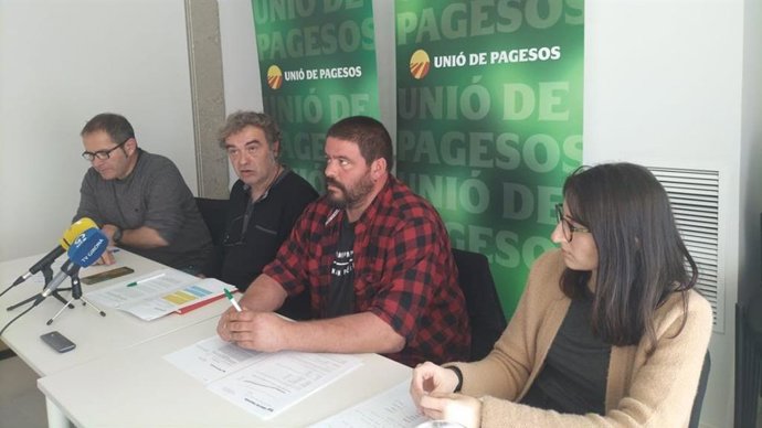 Miembros de Unió de Pagesos y una experta en derecho de Redi Advocats en rueda de prensa