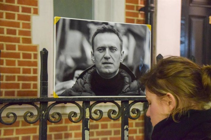Imagen de archivo de una fotografía del opositor ruso Alexei Navalni durante una vigilia tras su muerte.