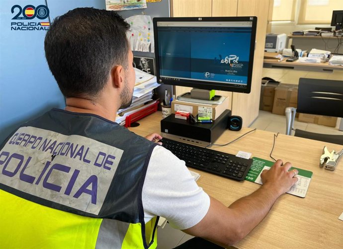 Un agente investiga con su ordenador