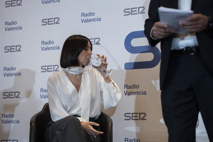 La ministra de Ciencia, Innovación y Universidades, Diana Morant, bebe agua durante un encuentro SER