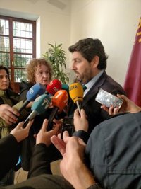 López Miras insiste en que el Gobierno murciano no va a dar "ni un paso atrás" en la protección del Mar Menor