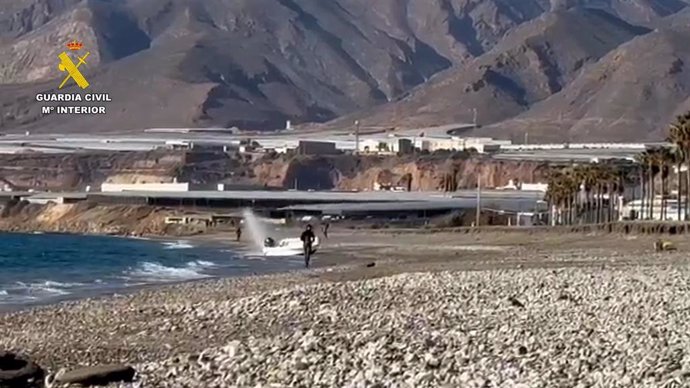 Uno de los detenidos huye de la Guardia Civil a pie por la playa tras arribar en una embarcación a Níjar (Almería)