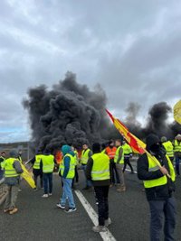 Un centenar de ganaderos cortan la A-67 en Mataporquera