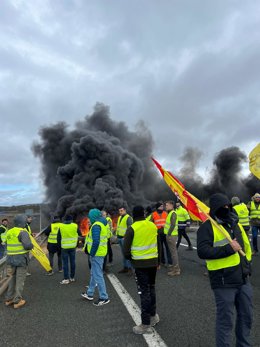 Ganaderos cortan la A-67 en Mataporquera.