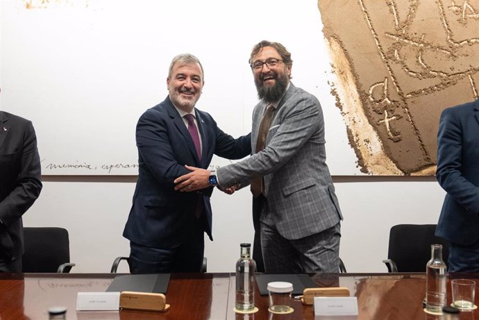 El alcalde de Barcelona, Jaume Collboni, y el presidente de Cisco Emea, Oliver Tuszik, firman un convenio para promover el talento tecnológico en la formación digital.