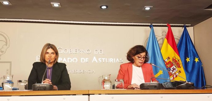 La directora general de Cuidados y Coordinación Sanitaria, Rocío Allande y la consejera de Salud, Concepción Saavedra en sala de prensa.
