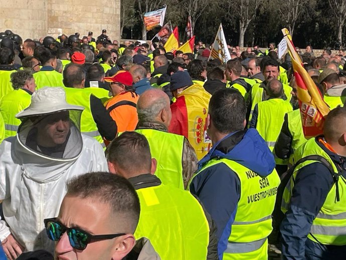 Agricultores concentrados en las puertas del Palacio de la Aljafería