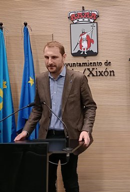 El secretario general de Foro Asturias y diputado regional, Adrián Pumares, en rueda de prensa en el Ayuntamiento de Gijón.