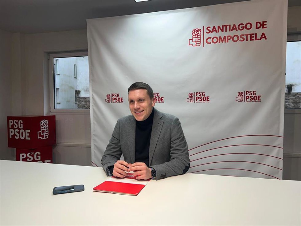 El secretario xeral del PSOE compostelano, Aitor Bouza, en rueda de prensa