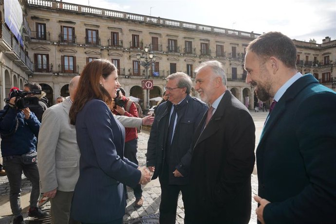 El ministro de Política Territorial y Memoria Democrática, Ángel Víctor Torres, durante su visita a Vitoria-Gasteiz