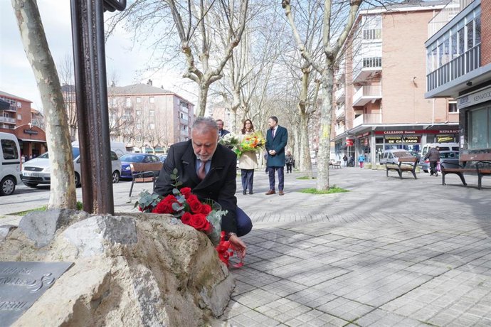 El ministro de Política Territorial y Memoria Democrática, Ángel Víctor Torres, participa en un homenaje a las víctimas del 3 de marzo de 1976 durante su visita a Vitoria-Gasteiz  